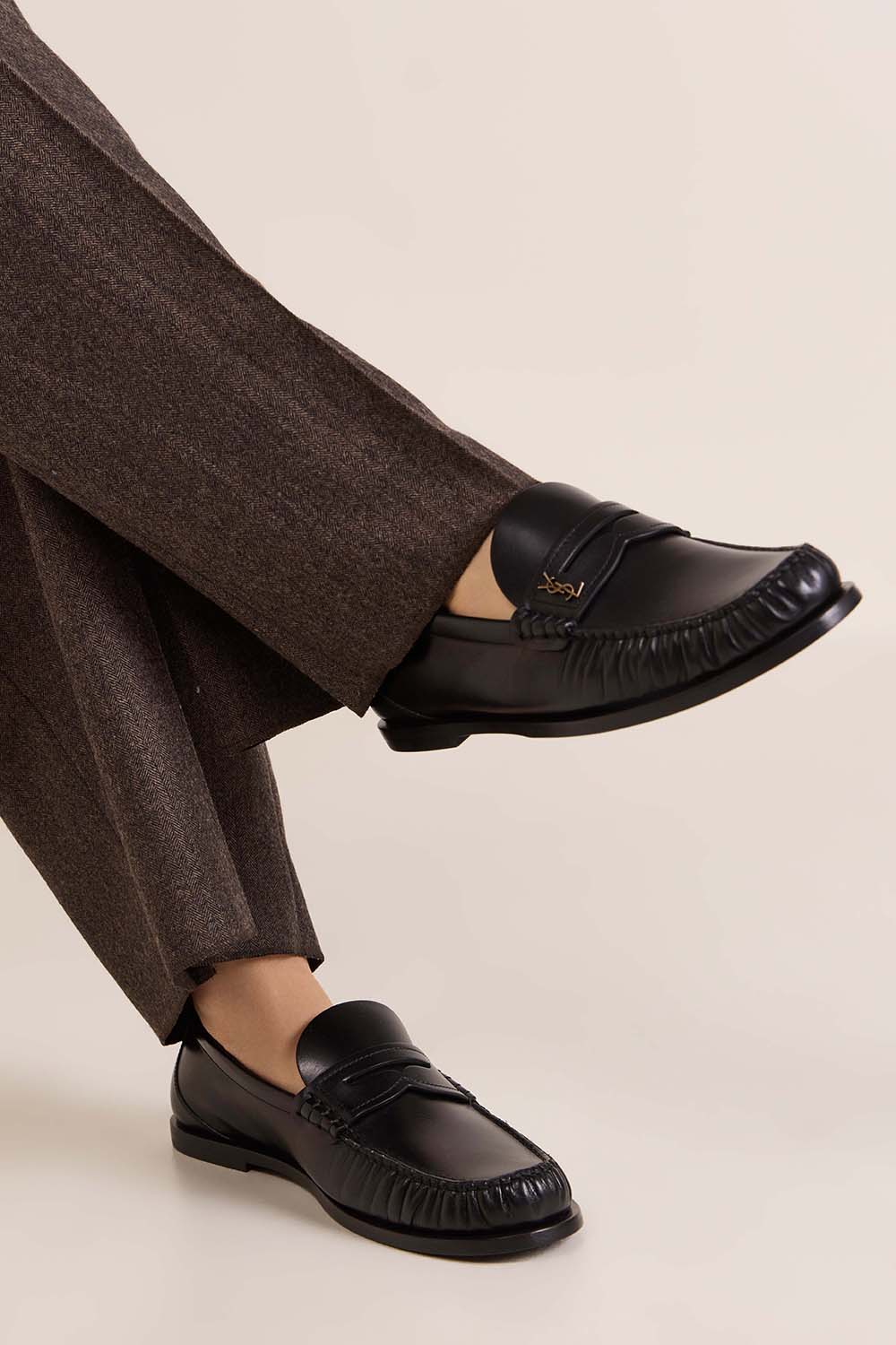 תמונת כל הלוק של נעלי מוקסינים